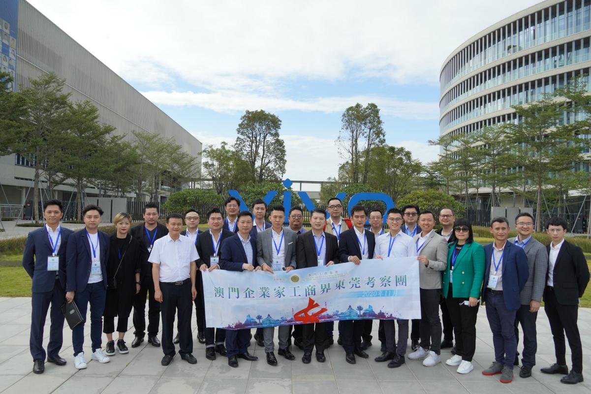 何冠霖董事长为考察团介绍了汇迅集团作为扎根湾区的企业集团,以滨