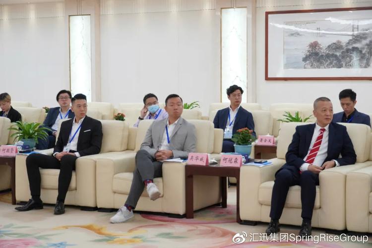 考察团参观市规划展览馆汇迅集团董事总经理何颖贤先生与考察团留影